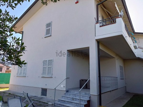 appartamento in vendita a Massa in zona Marina dei Ronchi