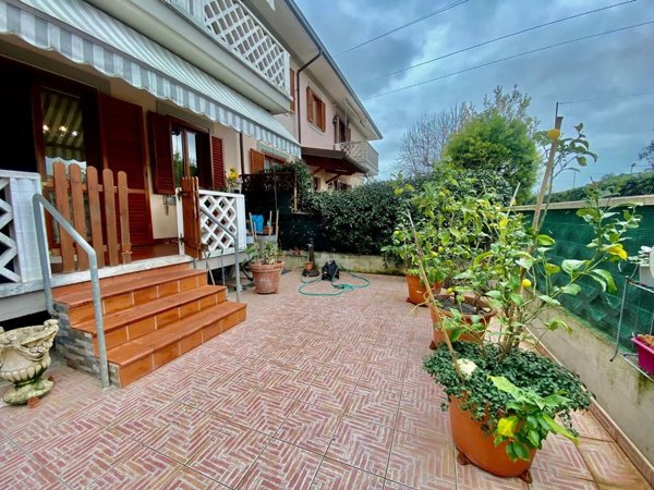 casa indipendente in vendita a Massa