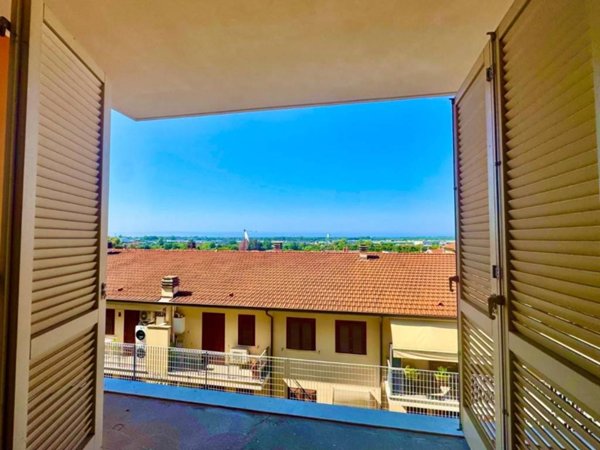 appartamento in vendita a Massa in zona Castagnola