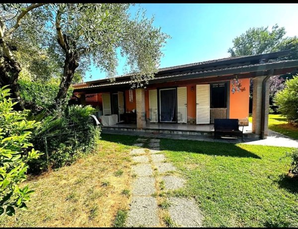 casa indipendente in vendita a Massa in zona Poveromo