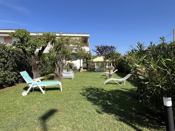 appartamento in vendita a Massa in zona Marina di Massa