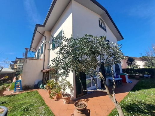 casa indipendente in vendita a Massa in zona Marina di Massa