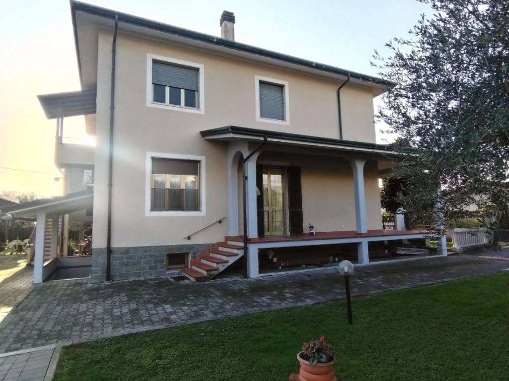 casa indipendente in vendita a Massa