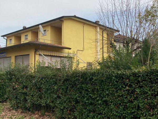 negozio in vendita a Massa in zona Marina di Massa