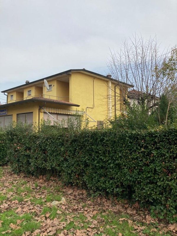 negozio in vendita a Massa in zona Marina di Massa