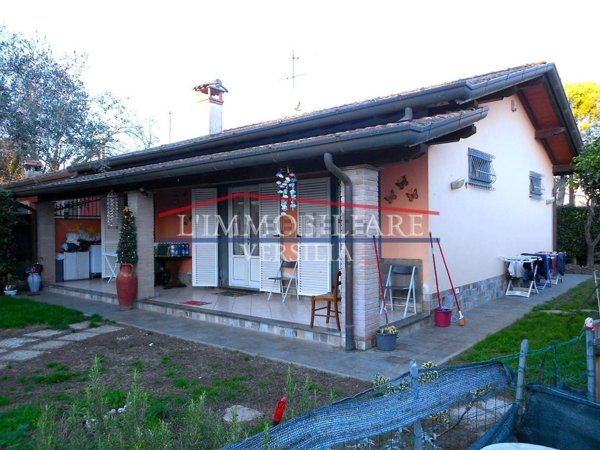 casa indipendente in vendita a Massa in zona Poveromo