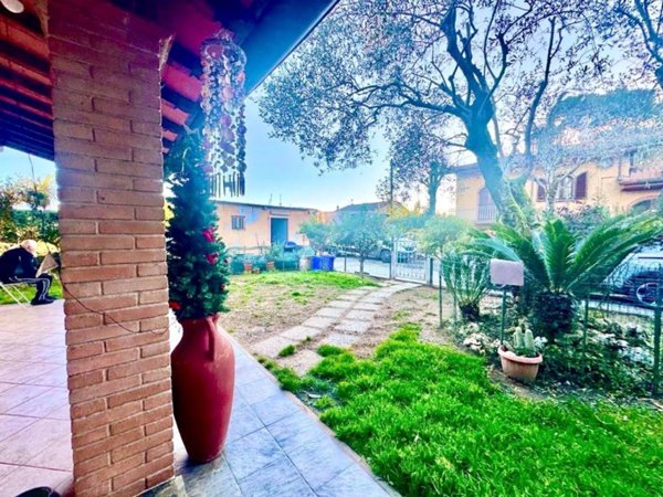 casa indipendente in vendita a Massa in zona Poveromo