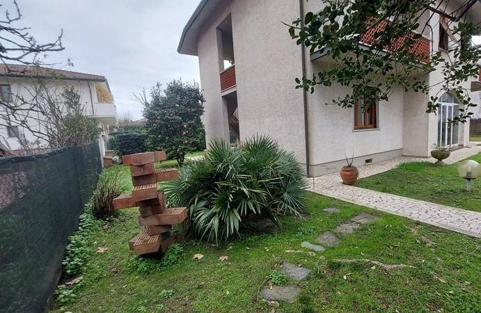 casa indipendente in vendita a Massa in zona Marina di Massa