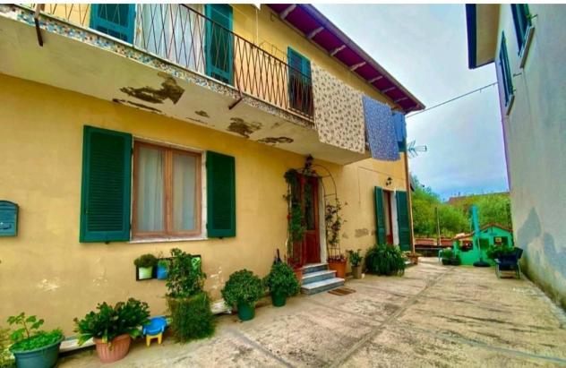 casa indipendente in vendita a Massa