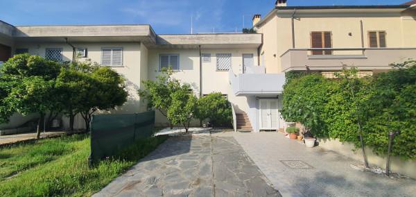 appartamento in vendita a Massa in zona Marina dei Ronchi