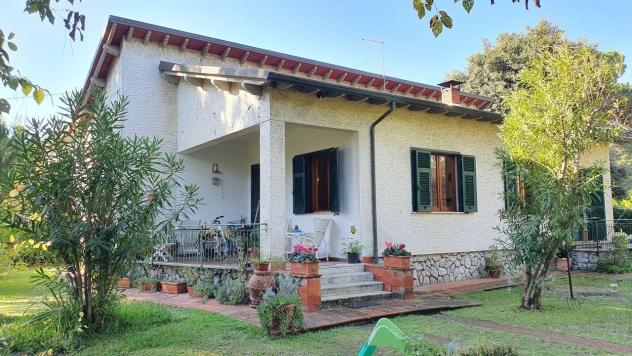 casa indipendente in vendita a Massa in zona Marina di Massa