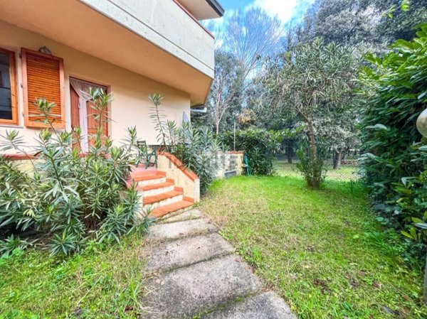 appartamento in vendita a Massa in zona Marina dei Ronchi