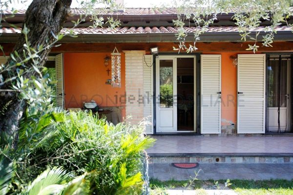 casa indipendente in vendita a Massa in zona Marina dei Ronchi