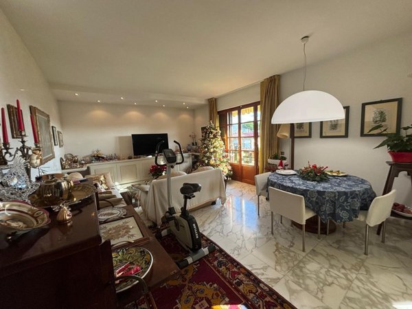 appartamento in vendita a Massa in zona Marina di Massa