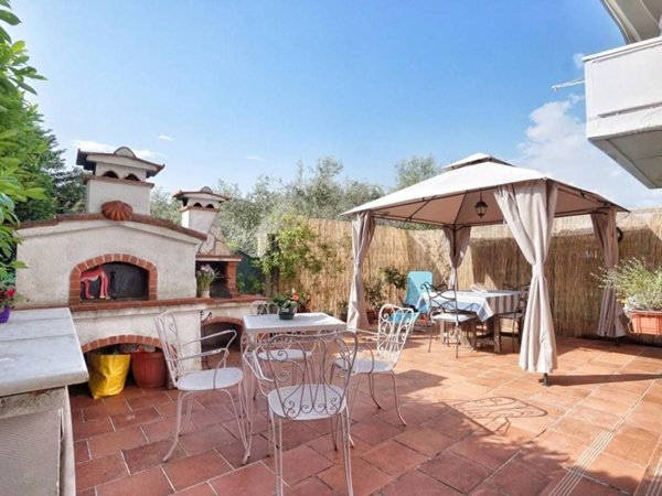 casa indipendente in vendita a Massa in zona Marina di Massa