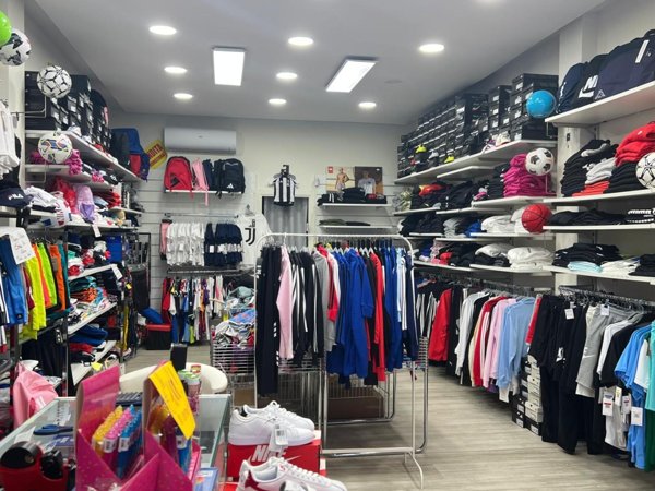 negozio in vendita a Massa in zona Marina di Massa