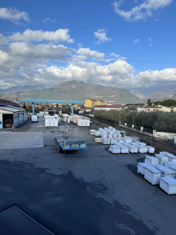 capannone in vendita a Massa in zona Marina di Massa