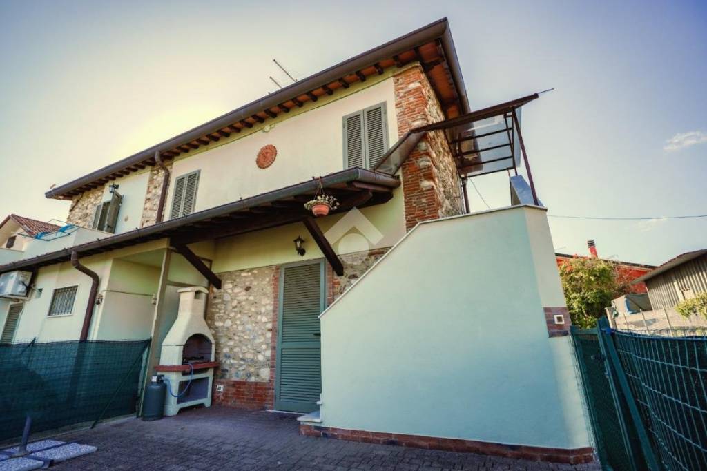 casa indipendente in vendita a Massa
