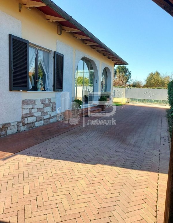 casa indipendente in vendita a Massa in zona Marina di Massa