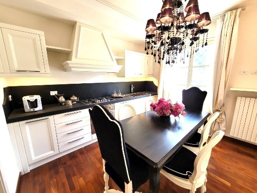 appartamento in vendita a Massa in zona Centro Storico