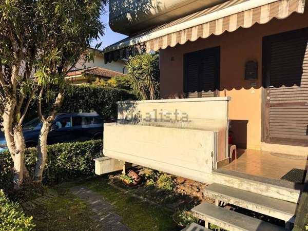 casa indipendente in vendita a Massa in zona Marina dei Ronchi