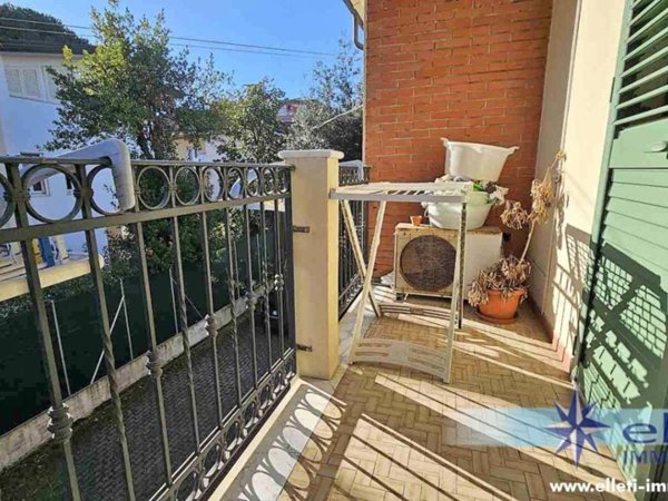 appartamento in vendita a Massa in zona Marina dei Ronchi