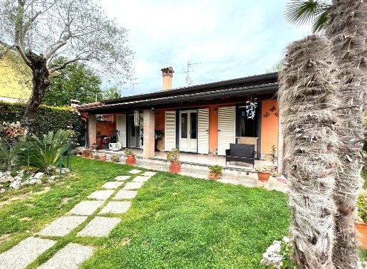 casa indipendente in vendita a Massa in zona Poveromo