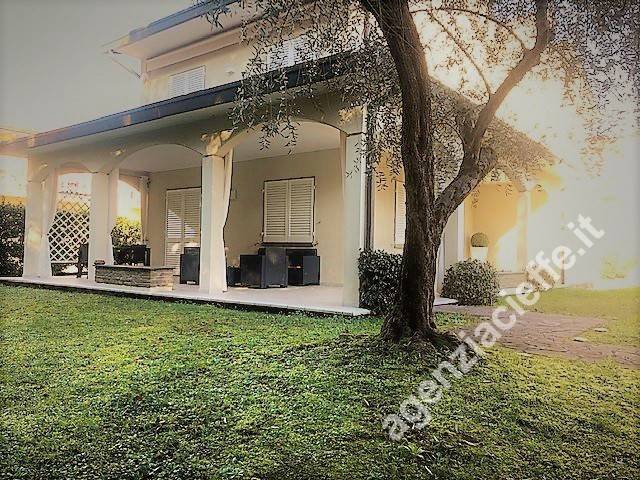 casa indipendente in vendita a Massa in zona Marina dei Ronchi