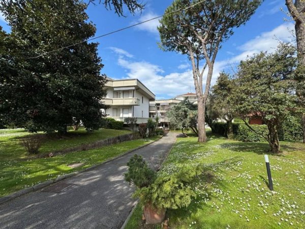 appartamento in vendita a Massa in zona Marina di Massa