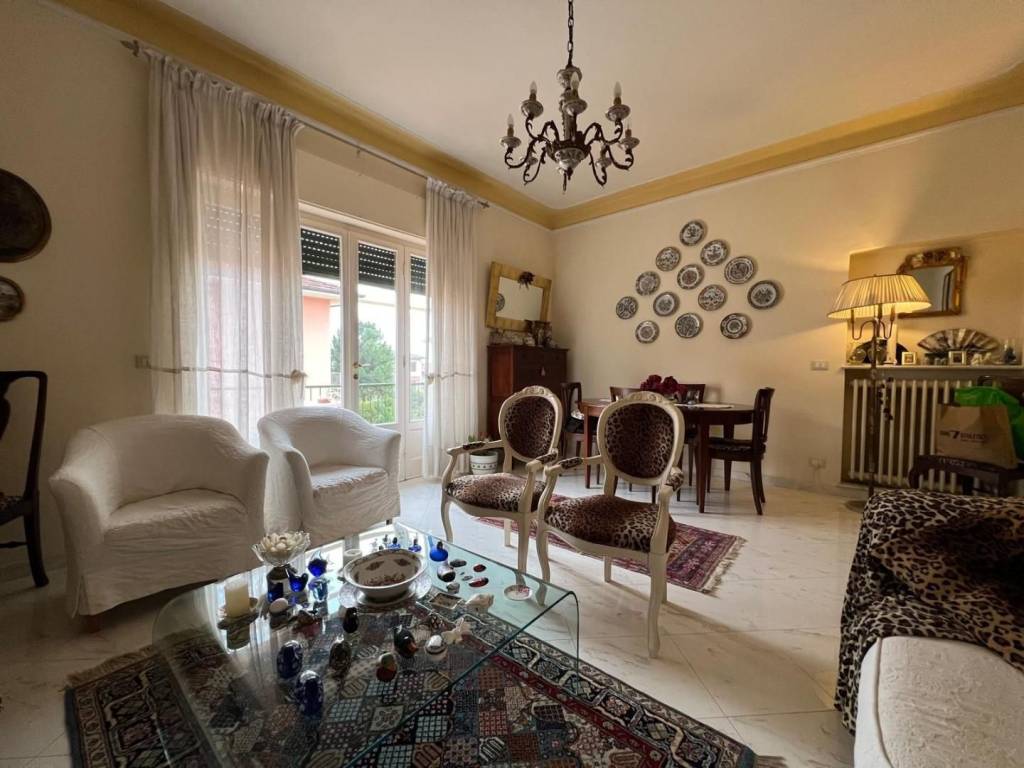 appartamento in vendita a Massa in zona Marina di Massa