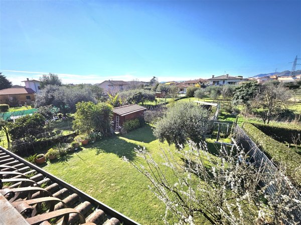casa indipendente in vendita a Massa