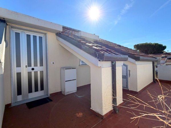 appartamento in vendita a Massa in zona Marina di Massa