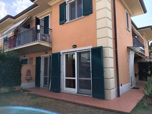 casa indipendente in vendita a Massa in zona Poveromo