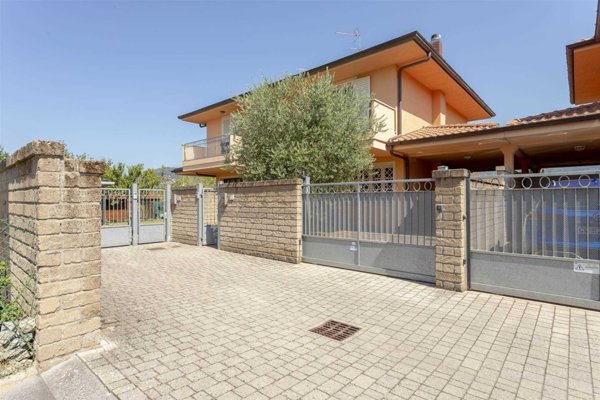 casa indipendente in vendita a Massa