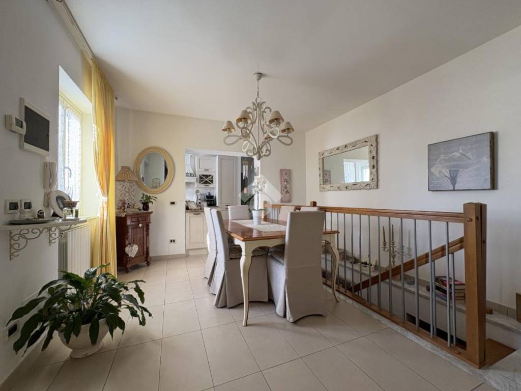 casa indipendente in vendita a Massa