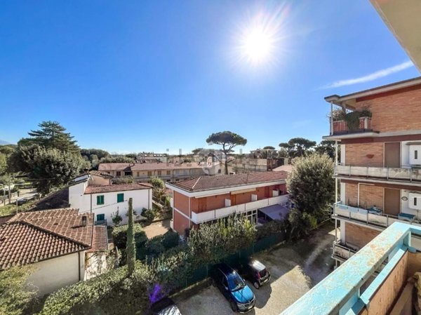 appartamento in vendita a Massa in zona Marina dei Ronchi