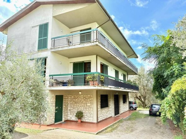 casa indipendente in vendita a Massa in zona Marina di Massa