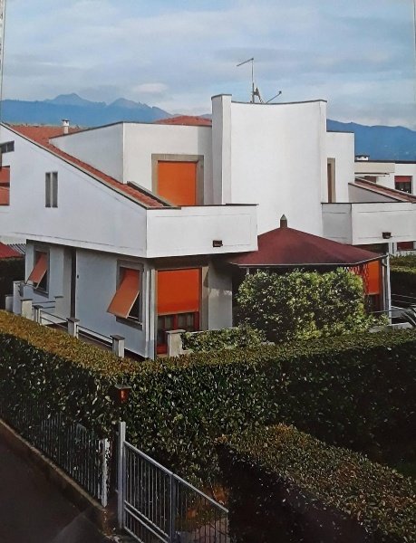 casa indipendente in vendita a Massa in zona Marina di Massa