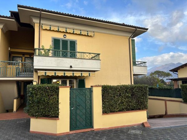 appartamento in vendita a Massa in zona Marina di Massa