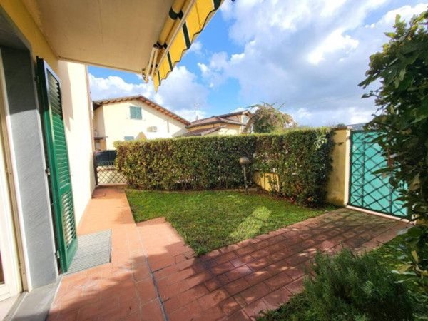 appartamento in vendita a Massa in zona Marina di Massa