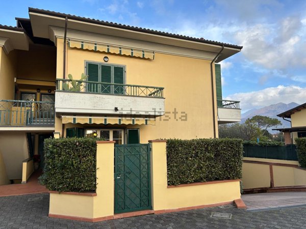 appartamento in vendita a Massa in zona Marina di Massa