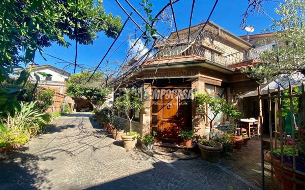 pentavano in vendita a Massa in zona Centro Storico