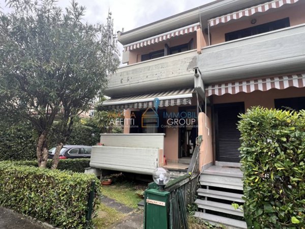 casa indipendente in vendita a Massa in zona Marina di Massa