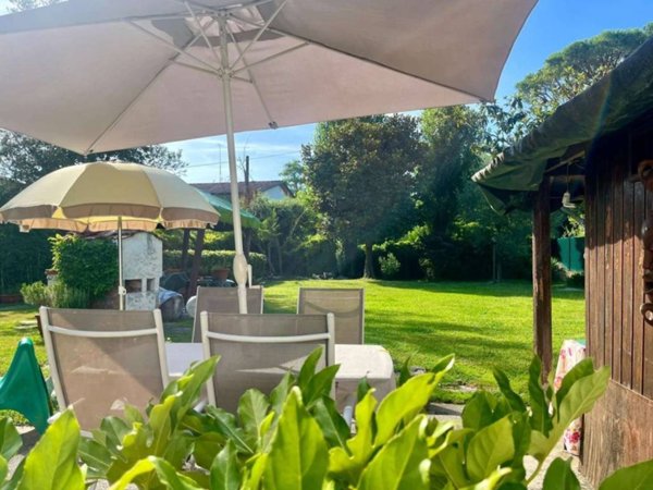 casa indipendente in vendita a Massa in zona Poveromo