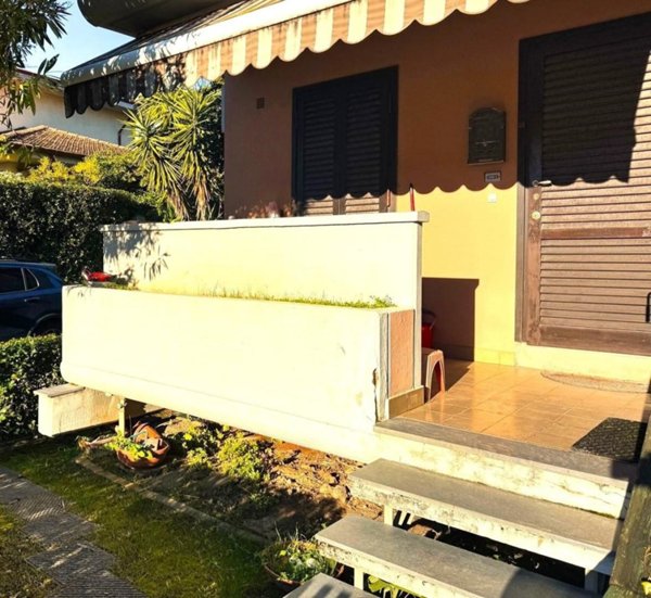 casa indipendente in vendita a Massa in zona Marina di Massa