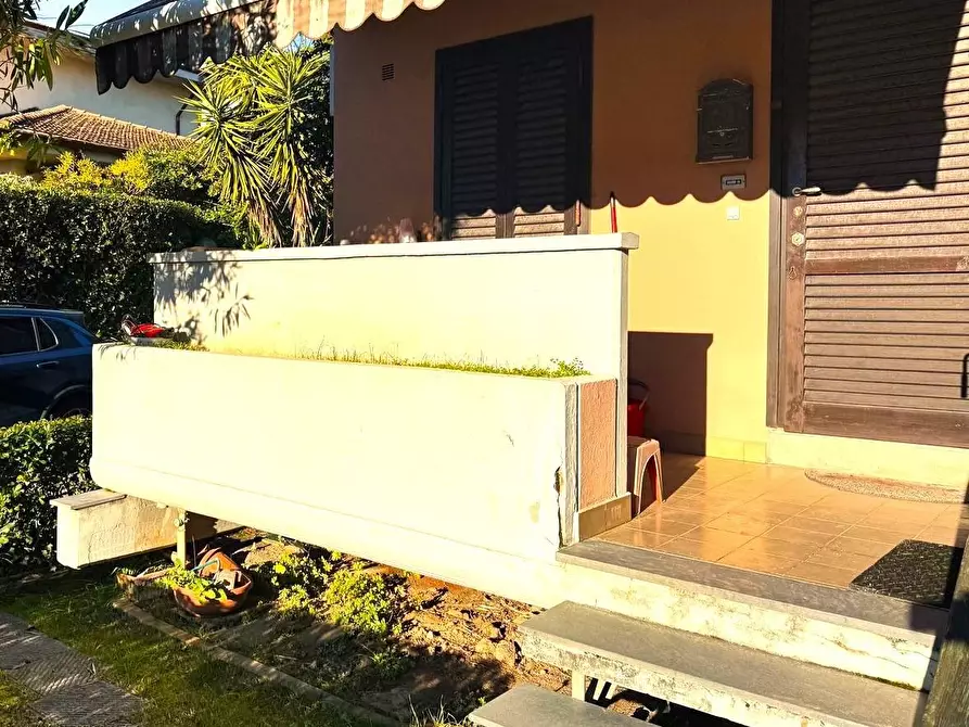 casa indipendente in vendita a Massa in zona Marina di Massa