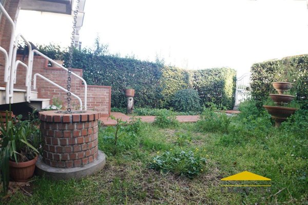 casa indipendente in vendita a Massa in zona Marina di Massa