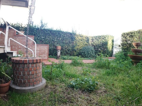 casa indipendente in vendita a Massa in zona Quercioli