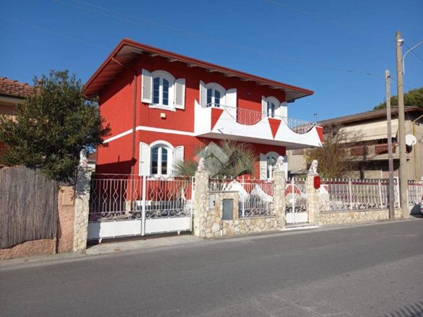 casa indipendente in vendita a Massa