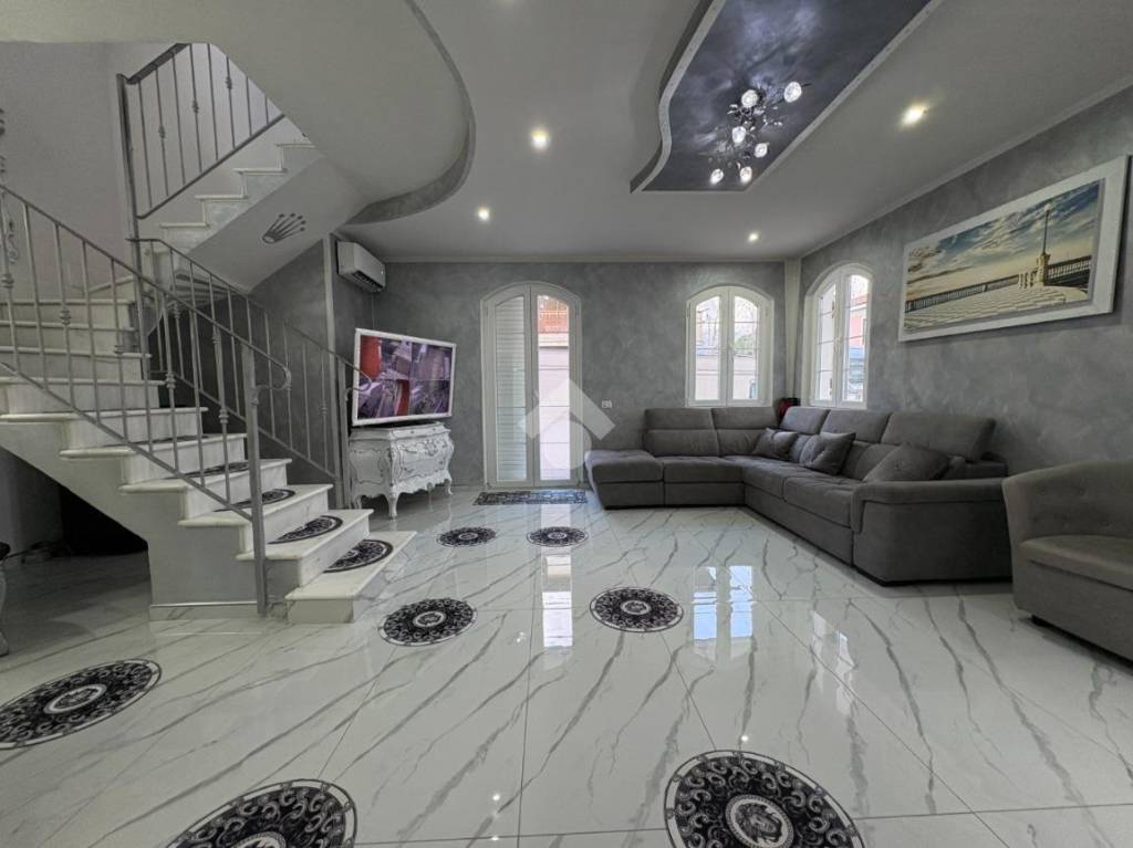 casa indipendente in vendita a Massa